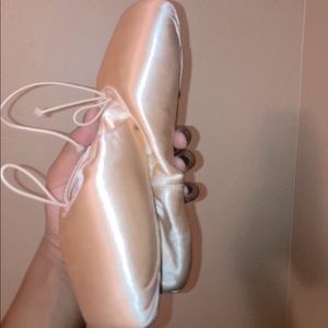 Bloch pointe shoes (never danced in before)